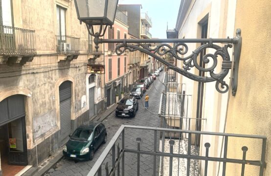 ACIREALE CENTRO &#8211; INTERO PALAZZETTO &#8211; 60MQ OLTRE BOTTEGA -P.AUTO